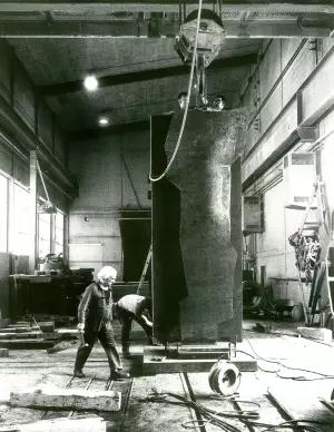 1990 arbeitet Oscar Wiggli im Atelier der Stahlwerke Von Roll an der Skulptur ESUM für die Universität Miséricorde Freiburg.