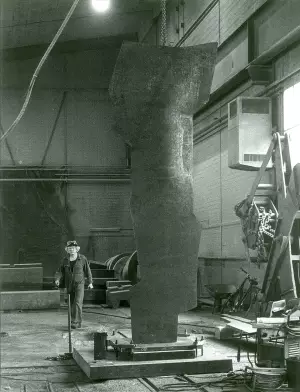 1990 arbeitet Oscar Wiggli im Atelier der Stahlwerke Von Roll an der Skulptur ESUM für die Universität Miséricorde Freiburg.