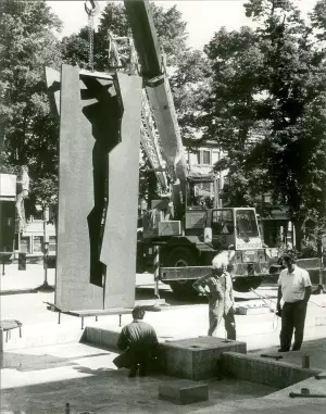 Oscar Wiggli travaille à la sculpture ESUM pour l'Université Miséricorde de Fribourg dans les ateliers de l'usine sidérurgique Von Roll, 1990.