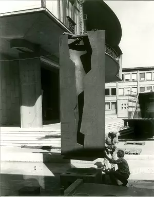 1990 arbeitet Oscar Wiggli im Atelier der Stahlwerke Von Roll an der Skulptur ESUM für die Universität Miséricorde Freiburg.
