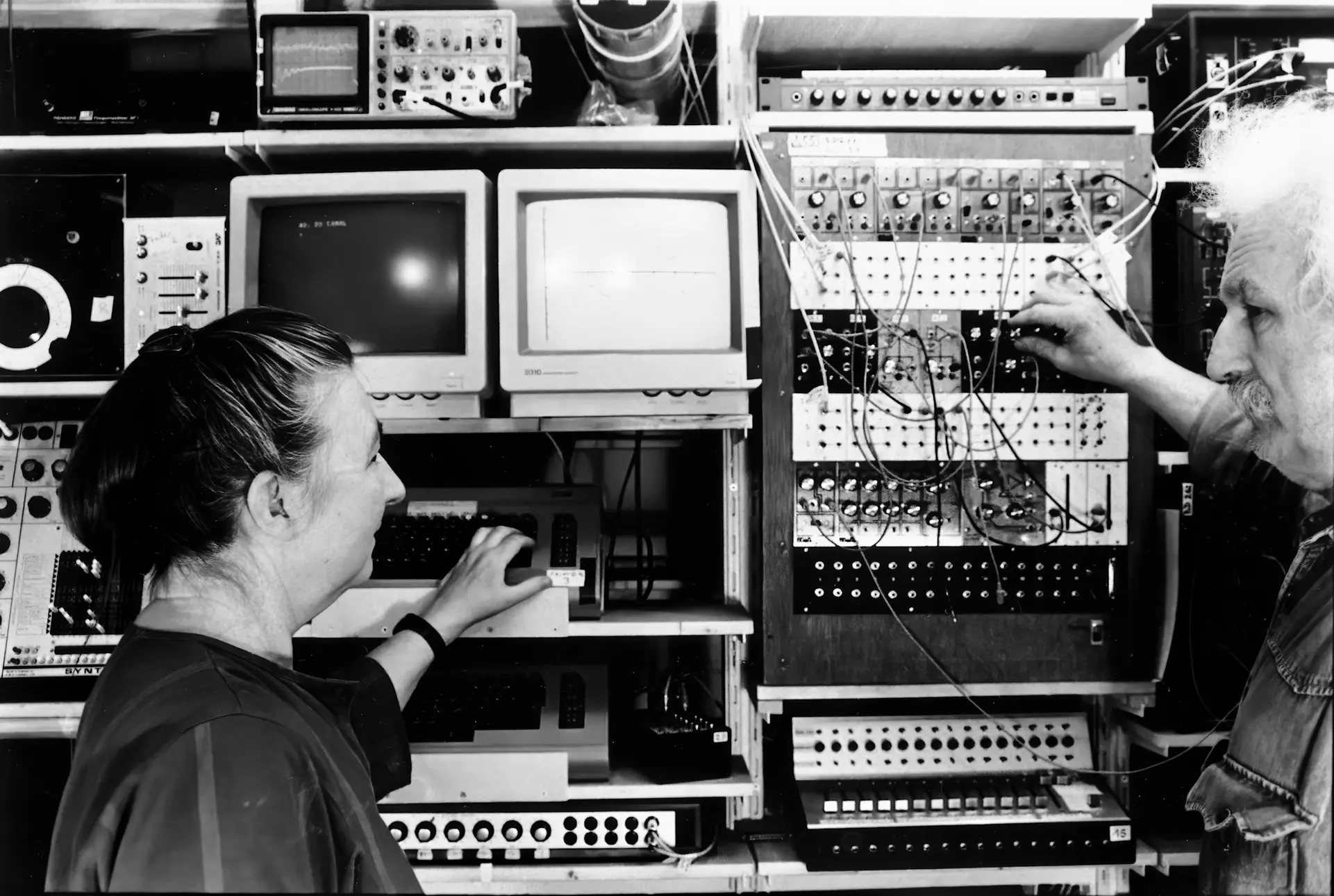 Jeanine et Oscar Wiggli devant leurs synthétiseurs