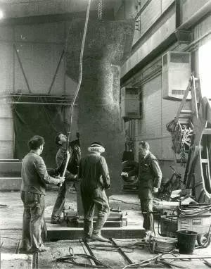 Oscar Wiggli travaille à la sculpture ESUM pour l'Université Miséricorde de Fribourg dans les ateliers de l'usine sidérurgique Von Roll, 1990.