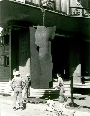 Oscar Wiggli travaille à la sculpture ESUM pour l'Université Miséricorde de Fribourg dans les ateliers de l'usine sidérurgique Von Roll, 1990.