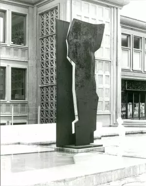 Oscar Wiggli travaille à la sculpture ESUM pour l'Université Miséricorde de Fribourg dans les ateliers de l'usine sidérurgique Von Roll, 1990.