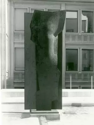 Oscar Wiggli travaille à la sculpture ESUM pour l'Université Miséricorde de Fribourg dans les ateliers de l'usine sidérurgique Von Roll, 1990.